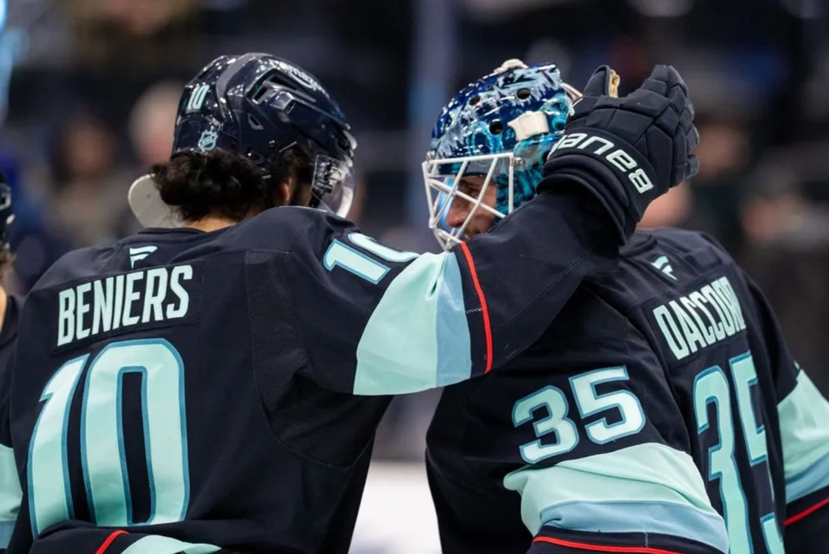 29 de enero de 2026; Seattle, Washington, EE. UU.; El portero de los Seattle Kraken, Joey Daccord (35), y el delantero Matty Beniers (10) celebran tras un partido contra los Toronto Maple Leafs en el Climate Pledge Arena. Crédito obligatorio: Stephen Brashear-Imagn Images