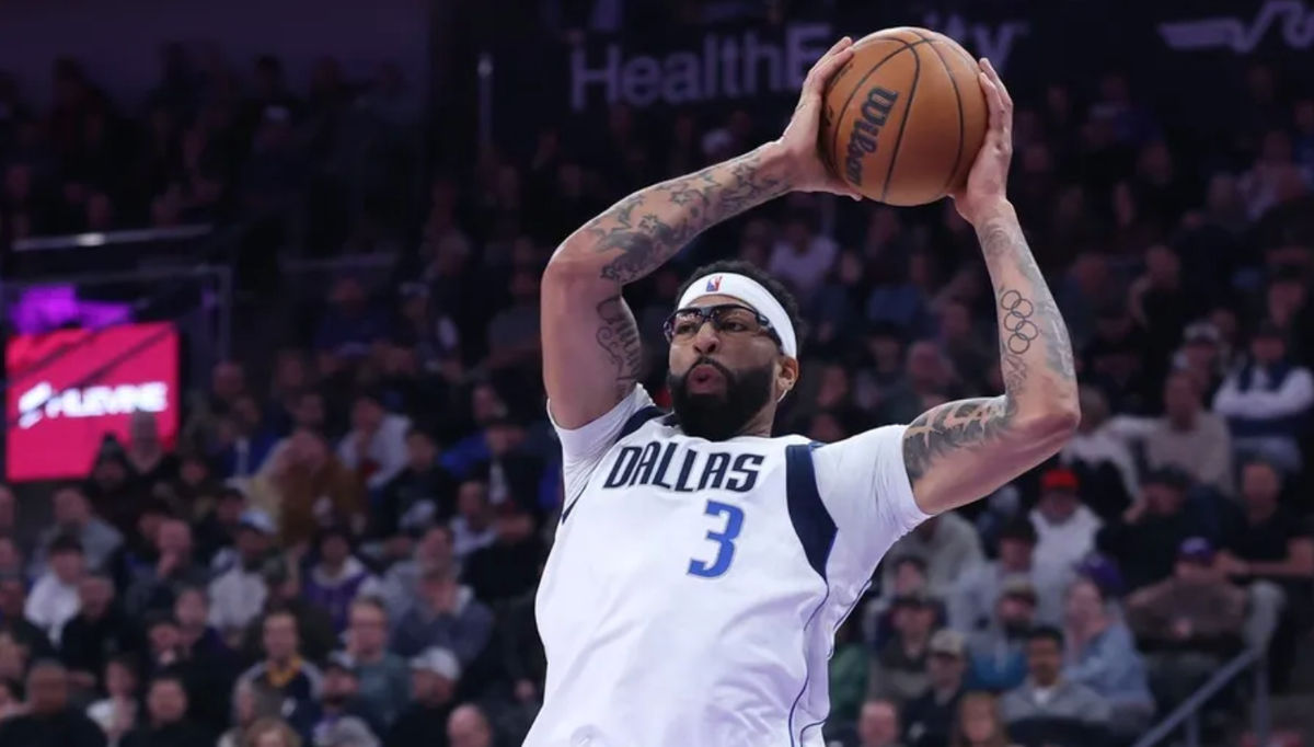 8 de enero de 2026; Salt Lake City, Utah, EE. UU.; El delantero de los Dallas Mavericks, Anthony Davis (3), intenta lanzar contra los Utah Jazz durante la primera mitad en el Delta Center. Crédito obligatorio: Rob Gray-Imagn Images