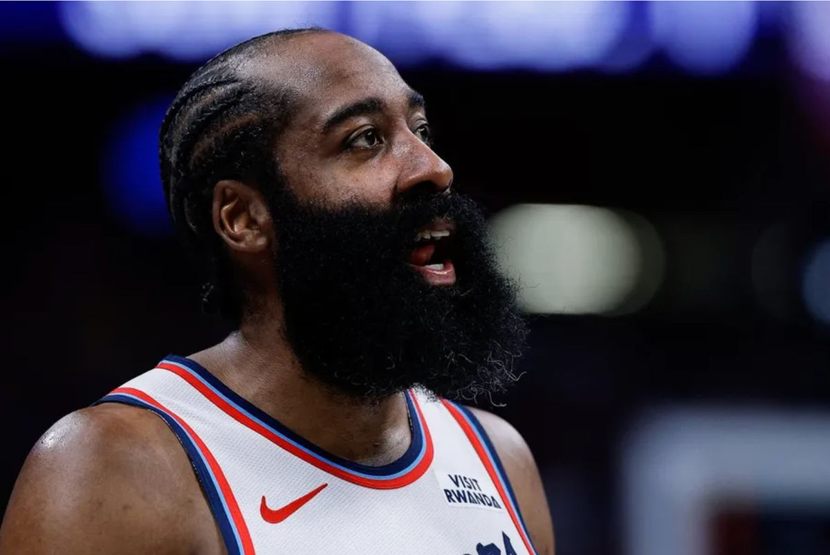 30 de janeiro de 2026; Denver, Colorado, EUA; James Harden (1), armador do Los Angeles Clippers, durante o terceiro quarto da partida contra o Denver Nuggets na Ball Arena. Crédito obrigatório: Isaiah J. Downing-Imagn Images