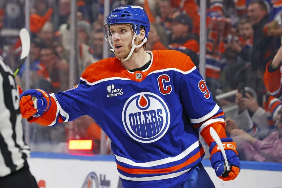 6 de enero de 2026; Edmonton, Alberta, Canadá; El delantero de los Edmonton Oilers, Connor McDavid (97), celebra tras anotar un gol contra los Nashville Predators durante el primer periodo en el Rogers Place. Crédito obligatorio: Perry Nelson-Imagn Images