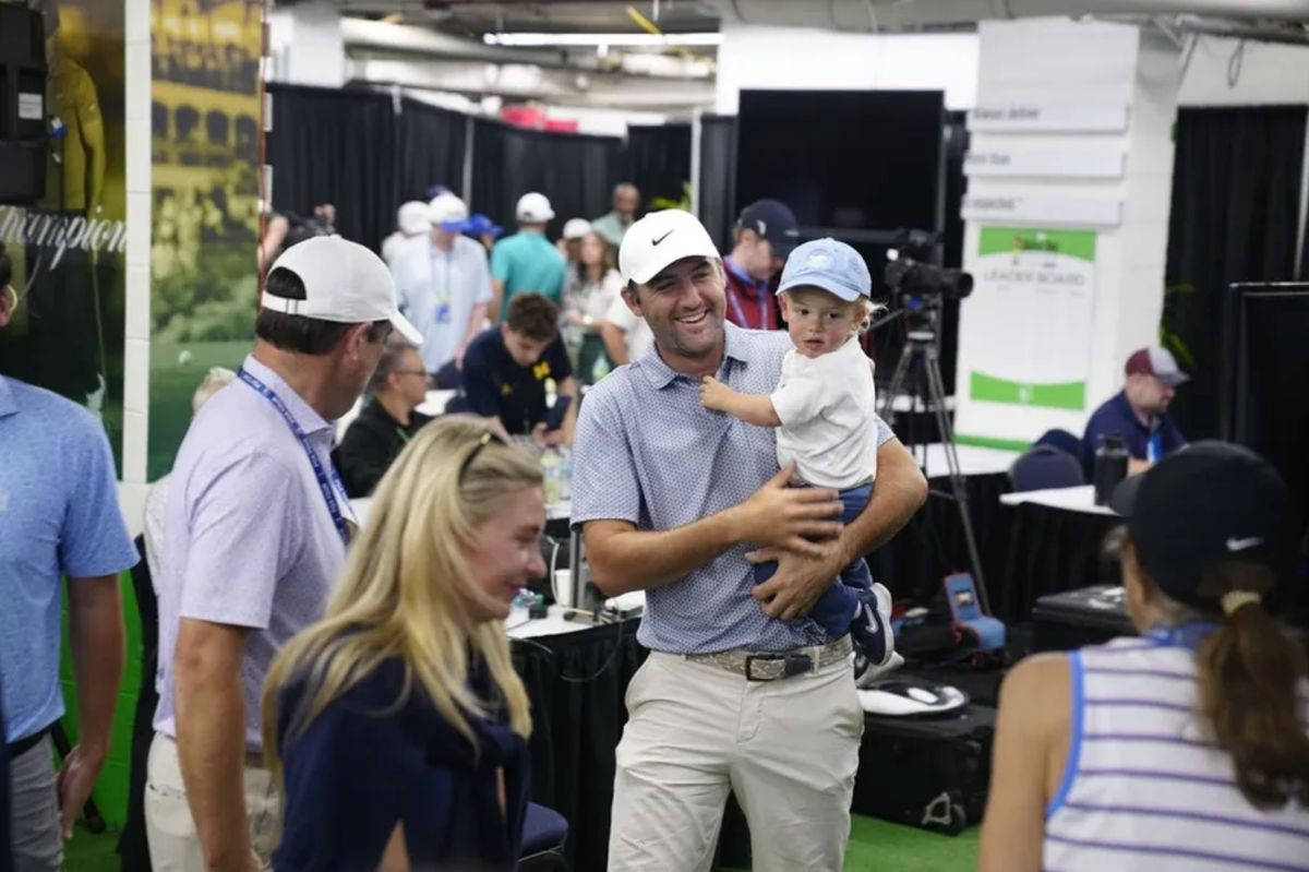 O golfista profissional Scottie Scheffler caminha com seu filho, Bennett, após falar com a imprensa durante o Annexus Pro-Am no WM Phoenix Open em 4 de fevereiro de 2026, no TPC Scottsdale. FOTO: USA TODAY SPORTS IMAGES