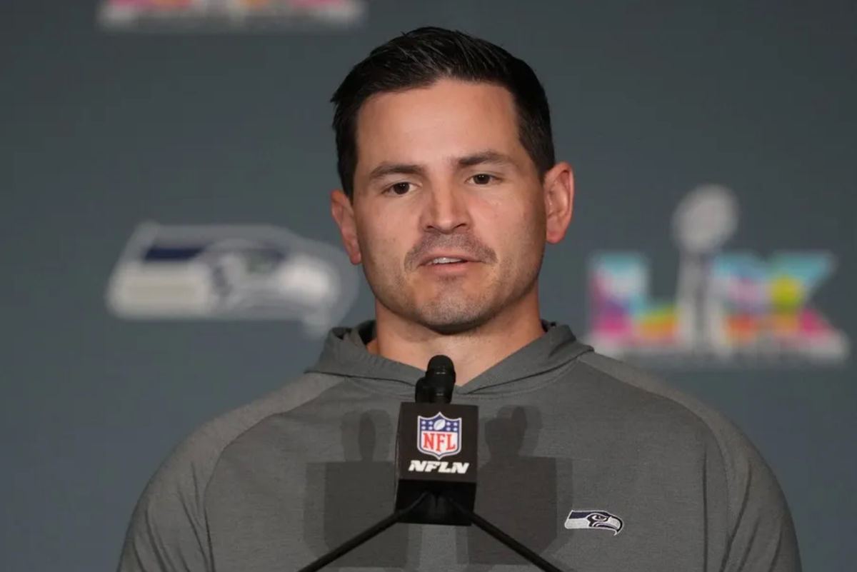 5 de fevereiro de 2026; San Jose, CA, EUA; O técnico do Seattle Seahawks, Mike MacDonald, conversa com membros da imprensa no San Jose Marriott. Crédito obrigatório: Darren Yamashita-Imagn Images