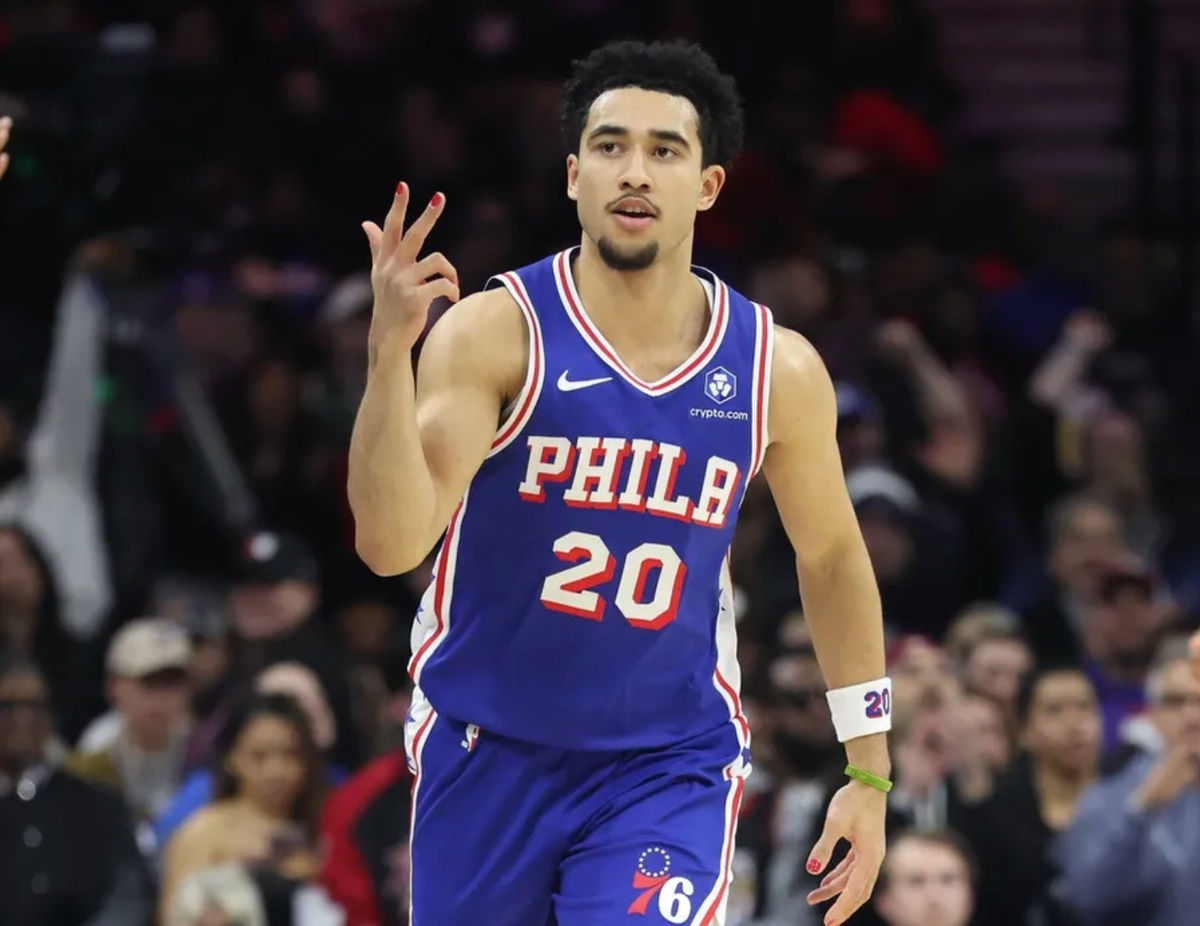 27 de janeiro de 2026; Filadélfia, Pensilvânia, EUA; O armador do Philadelphia 76ers, Jared McCain (20), comemora sua cesta de três pontos contra o Milwaukee Bucks durante o primeiro quarto na Xfinity Mobile Arena. Crédito obrigatório: Bill Streicher-Imagn Images