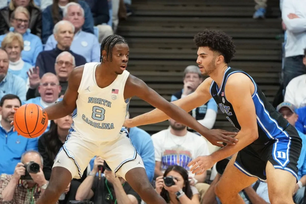 7 de febrero de 2026; Chapel Hill, Carolina del Norte, EE. UU.; Caleb Wilson (8), delantero de los North Carolina Tar Heels, con el balón, mientras Cameron Boozer (12), delantero de los Duke Blue Devils, defiende en la primera mitad en el Dean E. Smith Center. Crédito obligatorio: Bob Donnan-Imagn Images