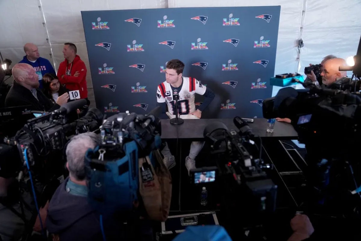 4 de febrero de 2026; Santa Clara, CA, EE. UU.; El mariscal de campo de los New England Patriots, Drake Maye (10), habla con los medios en el Santa Clara Marriott. Crédito obligatorio: Cary Edmondson-Imagn Images