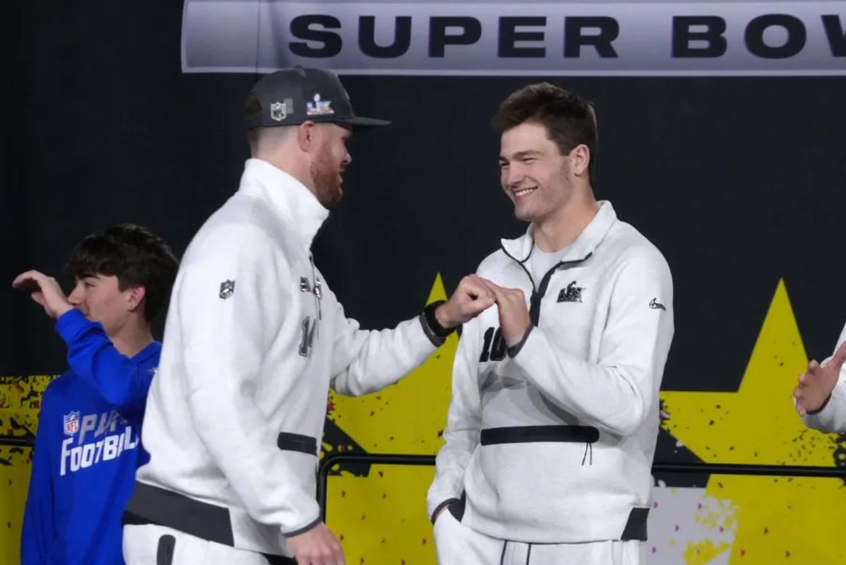 2 de fevereiro de 2026; San Jose, CA, EUA; O quarterback do Seattle Seahawks, Sam Darnold (14), e o quarterback do New England Patriots, Drake Maye (10), apertam as mãos durante a Noite de Abertura do Super Bowl LX no Centro de Convenções de San Jose. Crédito obrigatório: Kirby Lee-Imagn Images