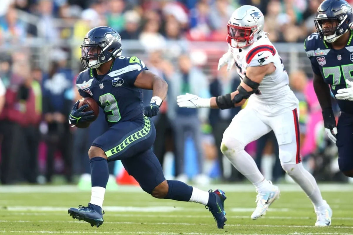 8 de febrero de 2026; Santa Clara, CA, EE. UU.; El corredor de los Seattle Seahawks, Kenneth Walker III (9), corre contra los New England Patriots durante el segundo cuarto del Super Bowl LX en el Levi's Stadium. Crédito obligatorio: Mark J. Rebilas-Imagn Images