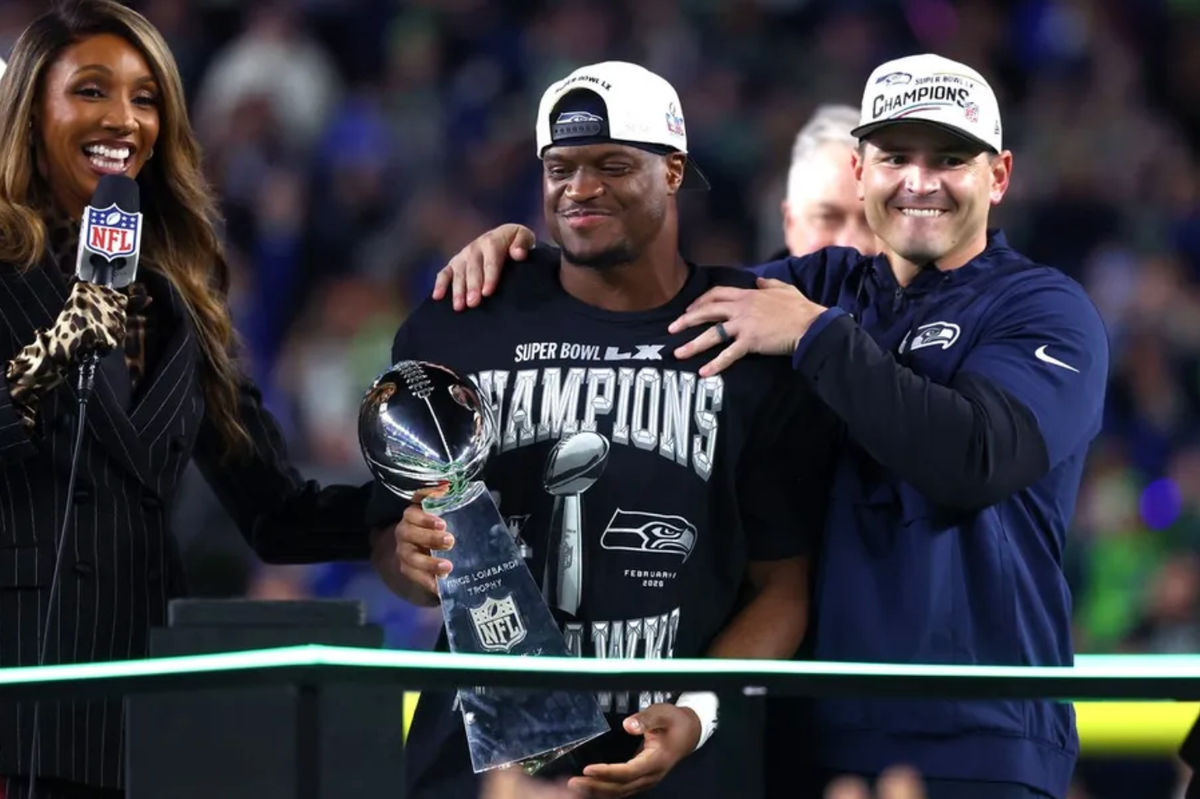8 de febrero de 2026; Santa Clara, CA, EE. UU.; El entrenador en jefe de los Seattle Seahawks, Mike MacDonald, y el corredor Kenneth Walker III (9) celebran con el trofeo Vince Lombardi tras derrotar a los New England Patriots en el Super Bowl LX en el Levi's Stadium. Crédito obligatorio: Mark J. Rebilas-Imagn Images