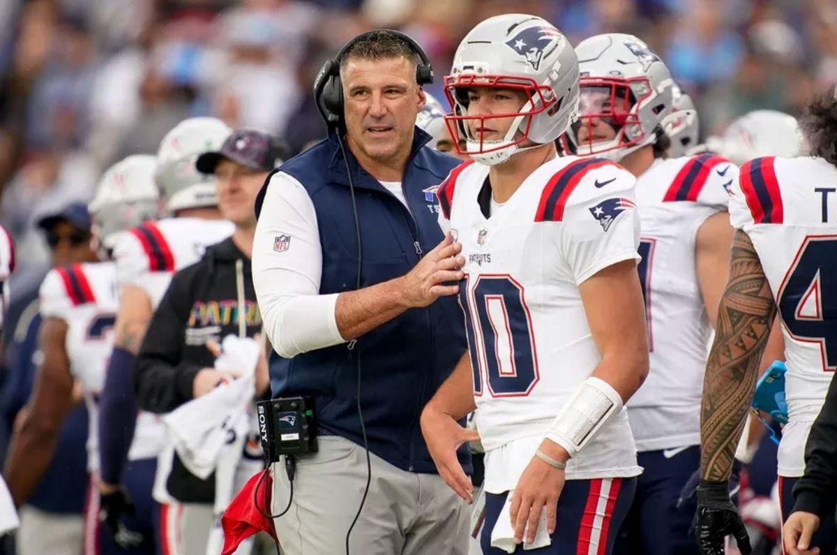 El entrenador de los New England Patriots, Mike Vrabel, habla con el mariscal de campo Drake Maye (10) durante el segundo cuarto en el Nissan Stadium en Nashville, Tennessee, el domingo 19 de octubre de 2025.