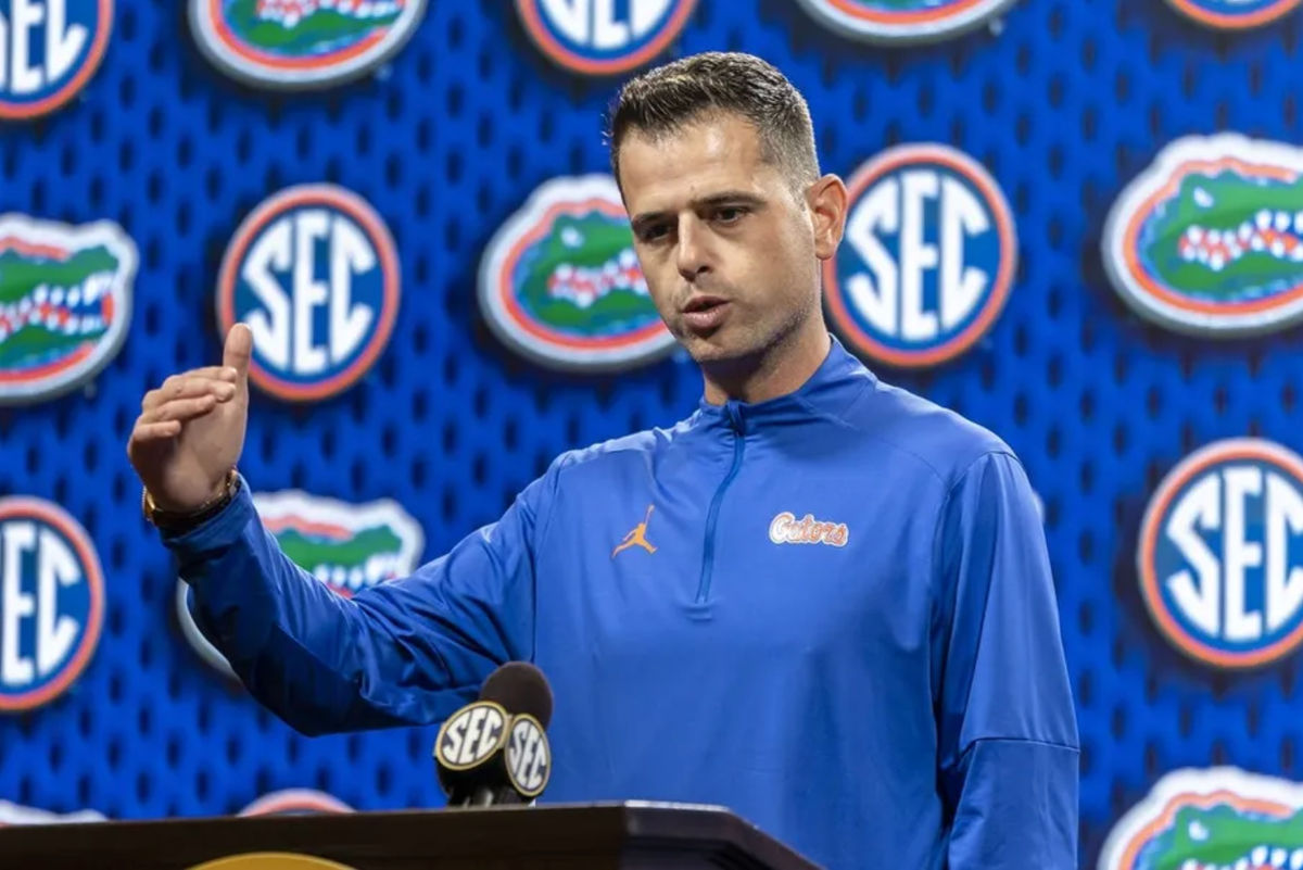15 de outubro de 2025; Birmingham, Alabama, EUA; O técnico do Florida Gators, Todd Golden, conversa com a imprensa durante o SEC Media Days no Grand Bohemian Hotel. Crédito obrigatório: Vasha Hunt-Imagn Images