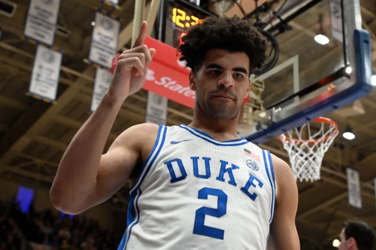14 de febrero de 2026; Durham, Carolina del Norte, EE. UU.; El base de los Duke Blue Devils, Cayden Boozer (2), reacciona tras anotar y recibir una falta durante la segunda mitad contra los Duke Blue Devils en el Estadio Cubierto Cameron. Crédito obligatorio: Rob Kinnan-Imagn Images