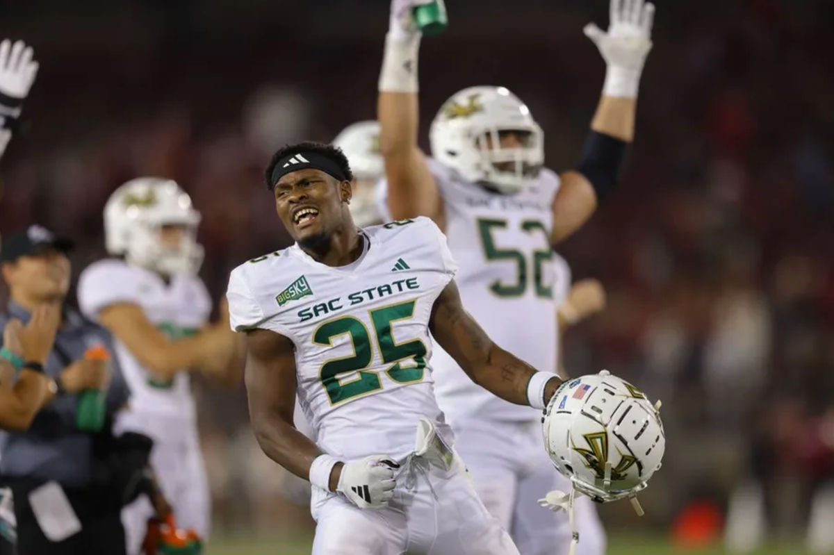 16 de setembro de 2023; Stanford, Califórnia, EUA; O running back do Sacramento State Hornets, Elijah Tau-Tolliver (25), comemora após um touchdown durante o quarto período contra o Stanford Cardinal no Stanford Stadium. Crédito obrigatório: Sergio Estrada-Imagn Images