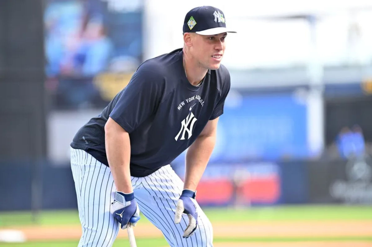 16 de febrero de 2026; Tampa, Florida, EE. UU.; El jardinero de los Yankees de Nueva York, Aaron Judge (99), observa la práctica de bateo durante los entrenamientos de primavera en el George M. Steinbrenner Field. Crédito obligatorio: Jonathan Dyer-Imagn Images