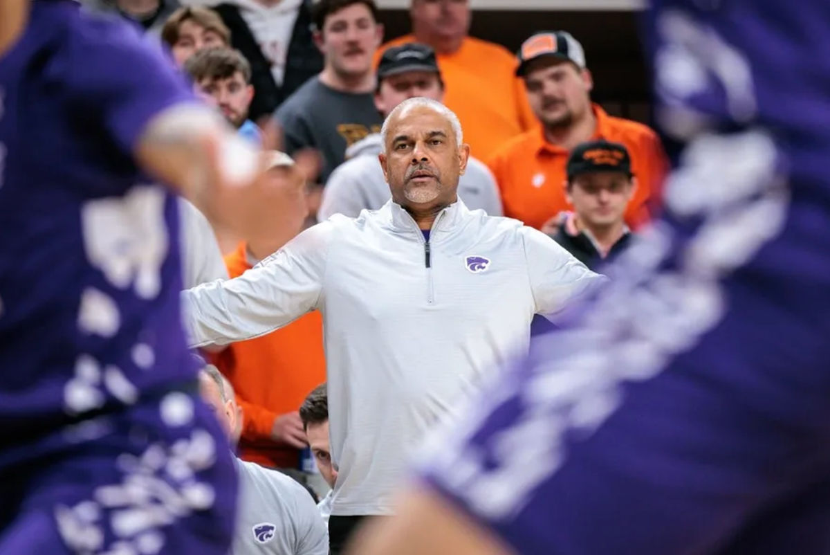 17 de janeiro de 2026; Stillwater, Oklahoma, EUA; O técnico do Kansas State Wildcats, Jerome Tang, observa o jogo durante o primeiro tempo contra o Oklahoma State Cowboys na Gallagher-Iba Arena. Crédito obrigatório: William Purnell-Imagn Images