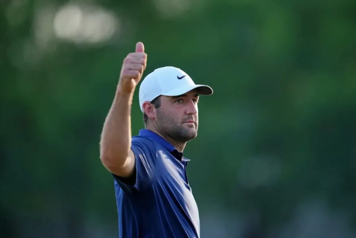 18 de mayo de 2025; Charlotte, Carolina del Norte, EE. UU.; Scottie Scheffler celebra tras ganar el torneo de golf del Campeonato de la PGA en Quail Hollow. Crédito obligatorio: Aaron Doster-Imagn Images