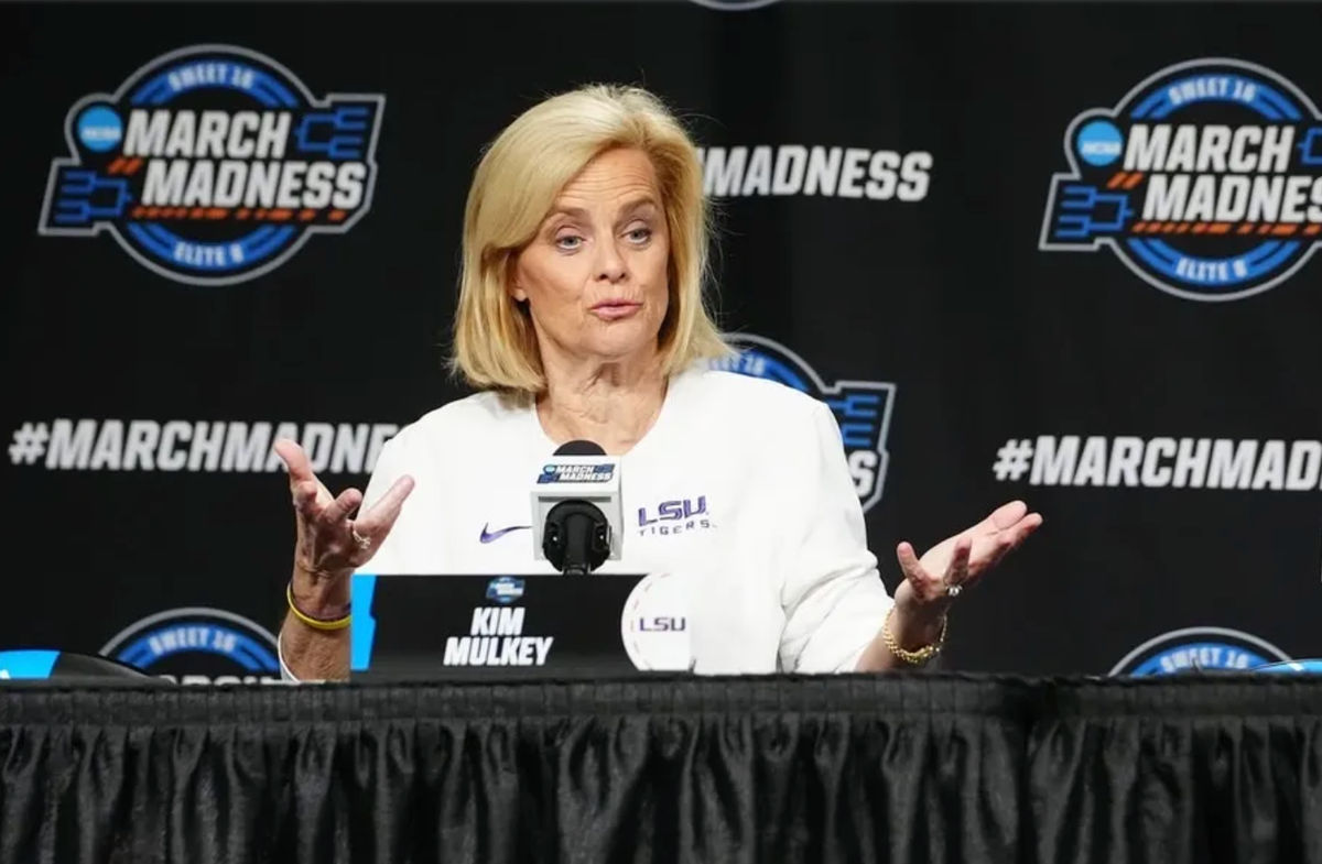 28 de marzo de 2024; Albany, NY, EE. UU.; El entrenador principal de los LSU Tigers, Kim Mulkey, responde preguntas durante la conferencia de prensa previa a su juego Sweet 16 del Torneo de la NCAA en el MVP Arena. Créditos: Gregory Fisher-USA TODAY Sports