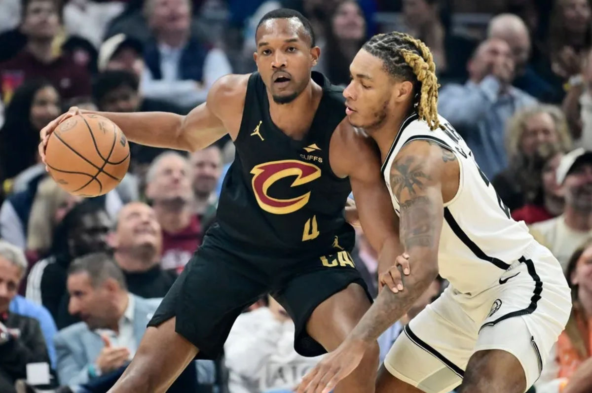 19 de febrero de 2026; Cleveland, Ohio, EE. UU.; El alero de los Brooklyn Nets, Noah Clowney (21), defiende al pívot de los Cleveland Cavaliers, Evan Mobley (4), durante el primer cuarto en el Rocket Arena. Crédito obligatorio: Ken Blaze-Imagn Images