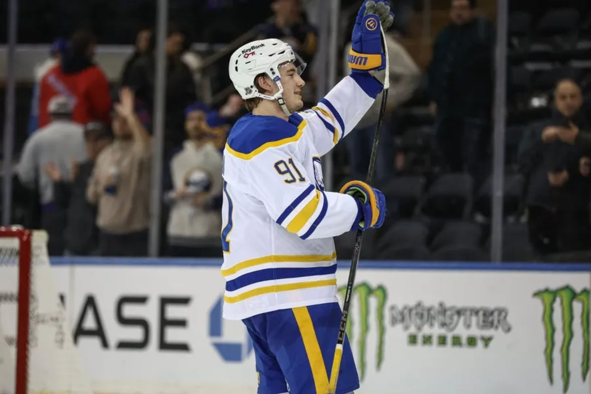 8 de enero de 2026; Nueva York, EE. UU.; El extremo derecho de los Buffalo Sabres, Josh Doan (91), patina fuera de la pista tras derrotar a los New York Rangers por 5-2 en el Madison Square Garden. Crédito obligatorio: Wendell Cruz-Imagn Images