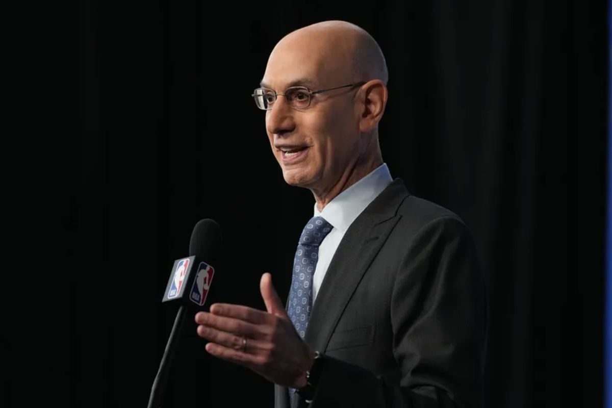 14 de febrero de 2026; Los Ángeles, CA, EE. UU.; El comisionado de la NBA, Adam Silver, habla con los medios durante una conferencia de prensa previa al Juego de las Estrellas de la NBA 2026, el sábado por la noche, en el Intuit Dome. Crédito obligatorio: Kirby Lee-Imagn Images