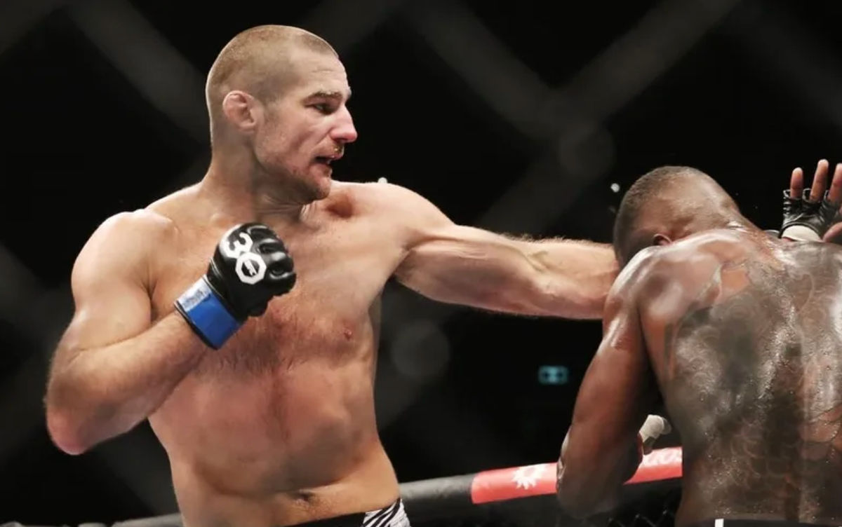 9 de setembro de 2023; Sydney, Nova Gales do Sul, Austrália; Israel Adesanya (luvas vermelhas) luta contra Sean Strickland (luvas azuis) durante o UFC 293 na Qudos Bank Arena. Créditos: Jasmin Frank-USA TODAY Sports