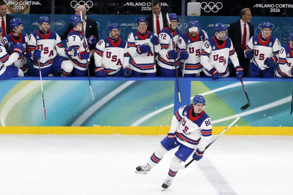 Jogos Olímpicos de Milão-Cortina 2026 - Hóquei no Gelo - Semifinais dos Playoffs Masculinos - Estados Unidos x Eslováquia - Arena de Hóquei no Gelo Milano Santagiulia, Milão, Itália - 20 de fevereiro de 2026. Jack Hughes, dos Estados Unidos, comemora o terceiro gol da equipe.