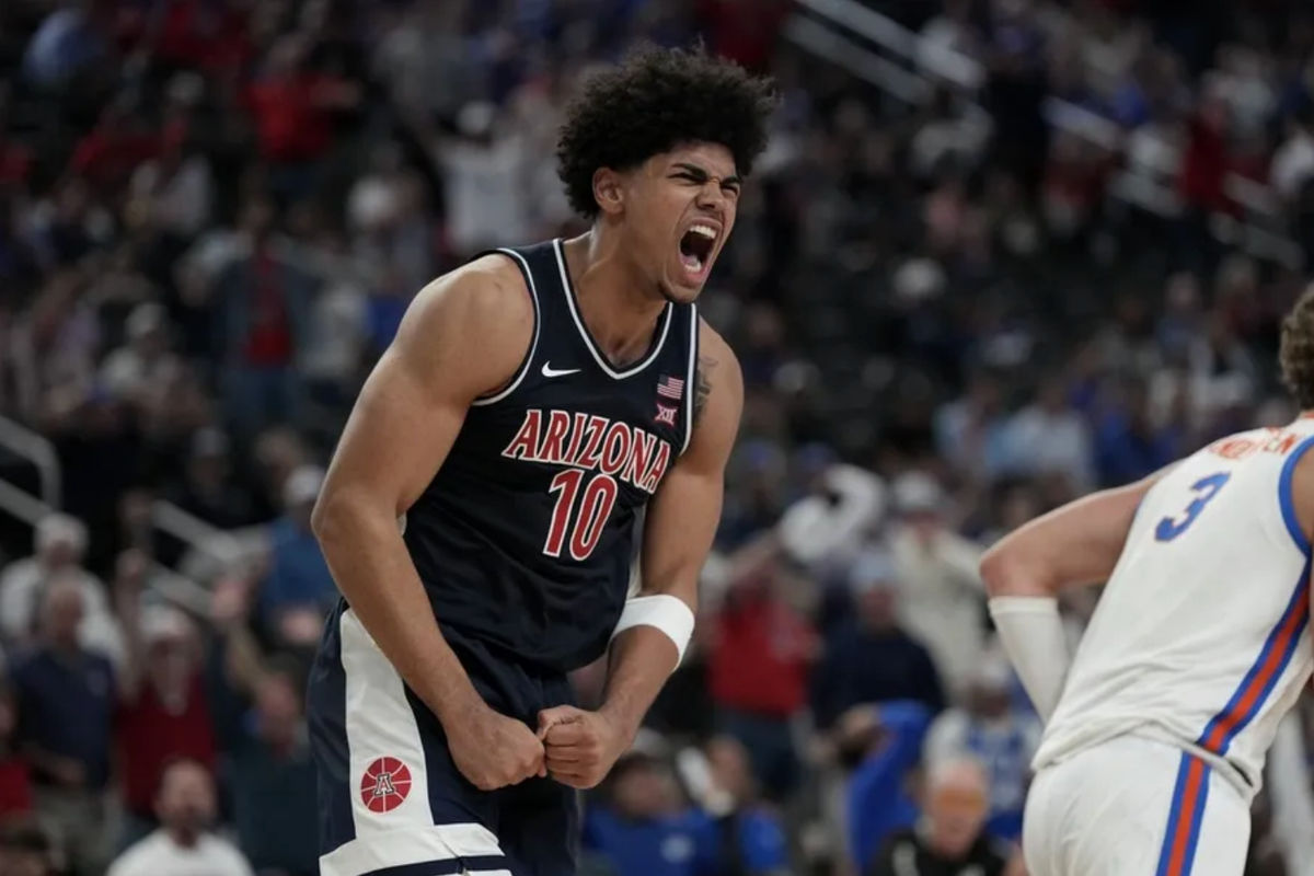 3 de noviembre de 2025; Las Vegas, Nevada, EE. UU.; El delantero de los Arizona Wildcats, Koa Peat (10), celebra una jugada contra los Florida Gators en la segunda mitad de la Serie del Salón de la Fama en el T-Mobile Arena. Crédito obligatorio: Candice Ward-Imagn Images