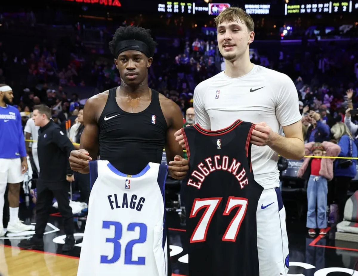 20 de diciembre de 2025; Filadelfia, Pensilvania, EE. UU.; El base de los Philadelphia 76ers, V.J. Edgecombe (izq.), y el alero de los Dallas Mavericks, Cooper Flagg (der.), intercambian camisetas tras el partido en el Xfinity Mobile Arena. Crédito obligatorio: Bill Streicher-Imagn Images.