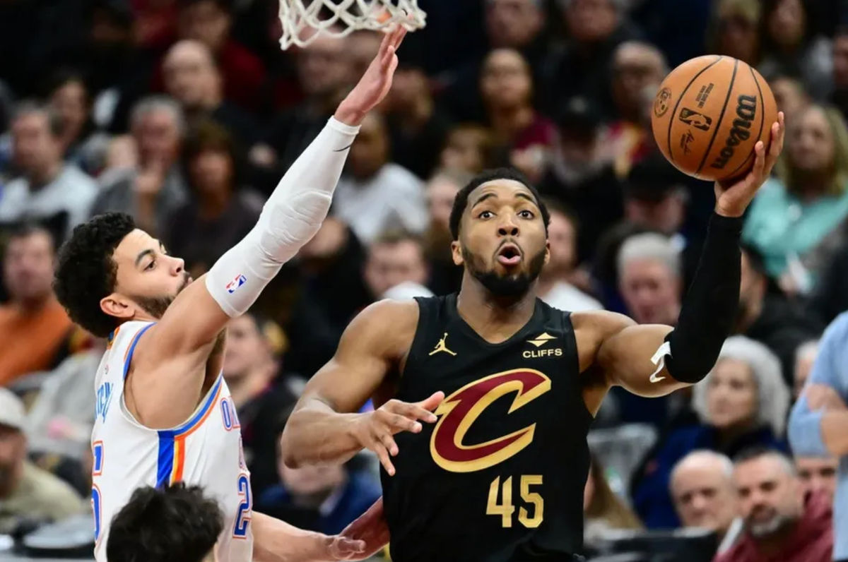 19 de enero de 2026; Cleveland, Ohio, EE. UU.; El base de los Cleveland Cavaliers, Donovan Mitchell (45), penetra hacia la canasta contra el base de los Oklahoma City Thunder, Ajay Mitchell (25), durante la segunda mitad en el Rocket Arena. Crédito obligatorio: Ken Blaze-Imagn Images