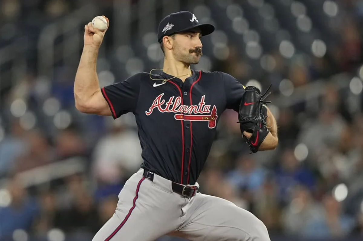 16 de abril de 2025; Toronto, Ontario, Canadá; El lanzador abridor de los Bravos de Atlanta, Spencer Strider (99), lanza para los Azulejos de Toronto durante la primera entrada en el Rogers Centre. Crédito obligatorio: John E. Sokolowski-Imagn Images