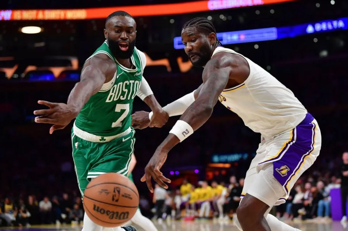 22 de febrero de 2026; Los Ángeles, California, EE. UU.; El base de los Boston Celtics, Jaylen Brown (7), y el pívot de Los Angeles Lakers, Deandre Ayton (5), se enfrentan por el balón durante la segunda mitad en el Crypto.com Arena. Crédito obligatorio: Gary A. Vasquez-Imagn Images.