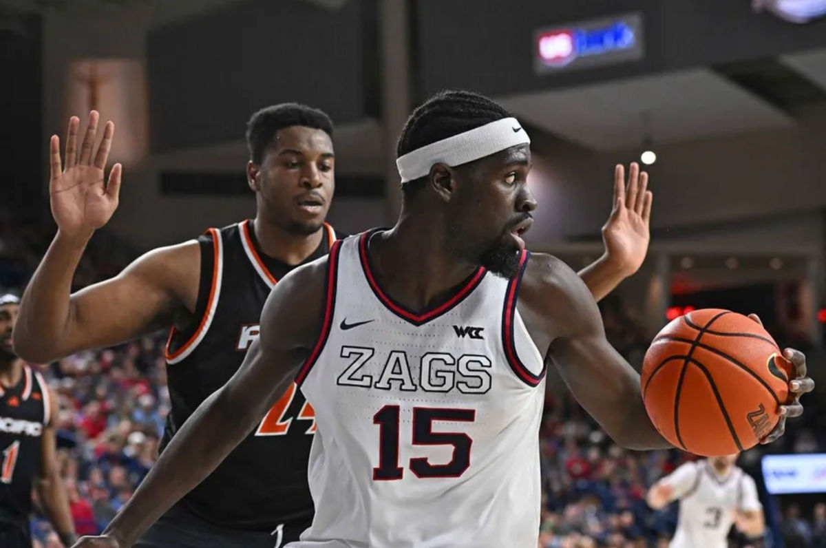 21 de febrero de 2026; Spokane, Washington, EE. UU.; El delantero de los Gonzaga Bulldogs, Graham Ike (15), controla el balón contra el pívot de los Pacific Tigers, Kc Ibekwe (24), en la segunda mitad en el McCarthey Athletic Center. Crédito obligatorio: James Snook-Imagn Images.