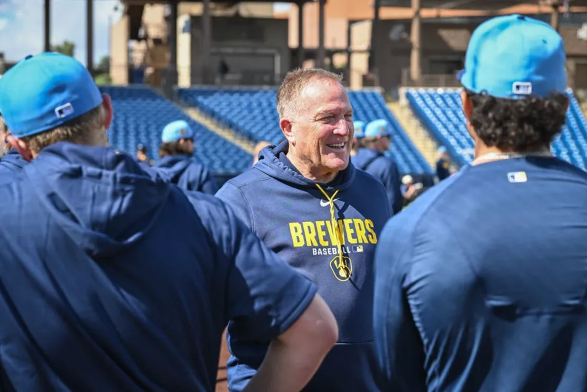 El mánager de los Cerveceros de Milwaukee, Pat Murphy, habla con los jugadores durante los entrenamientos de primavera el martes 17 de febrero de 2026, en el American Family Fields of Phoenix en Phoenix, Arizona.
