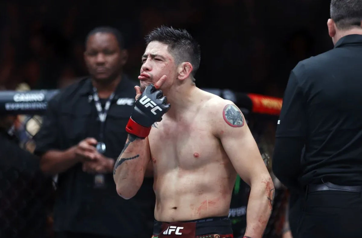2 de novembro de 2024; Edmonton, Alberta, Canadá; Brandon Moreno (luvas vermelhas) comemora após derrotar Amir Albazi (não aparece na foto) em uma luta na categoria peso-mosca durante o UFC Fight Night na Rogers Place. Crédito obrigatório: Perry Nelson-Imagn Images