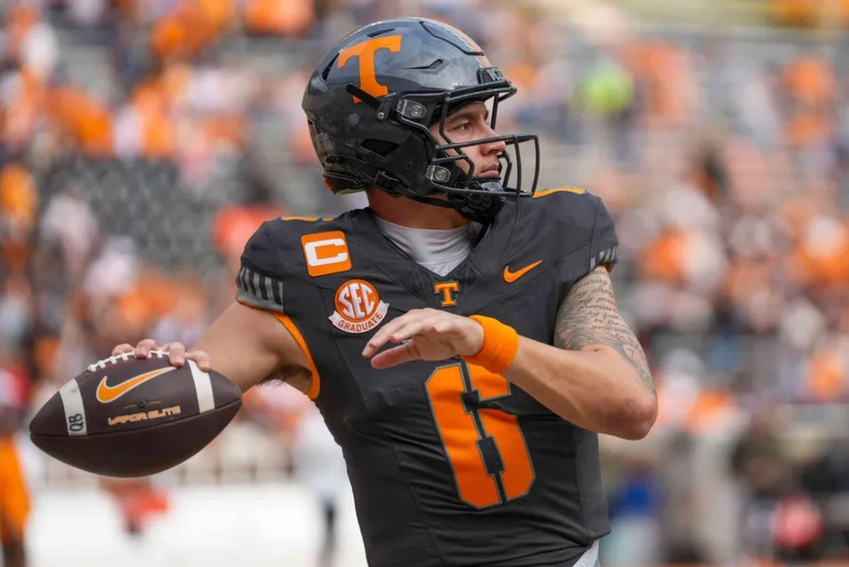O quarterback do Tennessee, Joey Aguilar (6), aquece antes de um jogo de futebol americano da NCAA entre Tennessee Volunteers e New Mexico State Aggies no Neyland Stadium em Knoxville, Tennessee, em 15 de novembro de 2025.