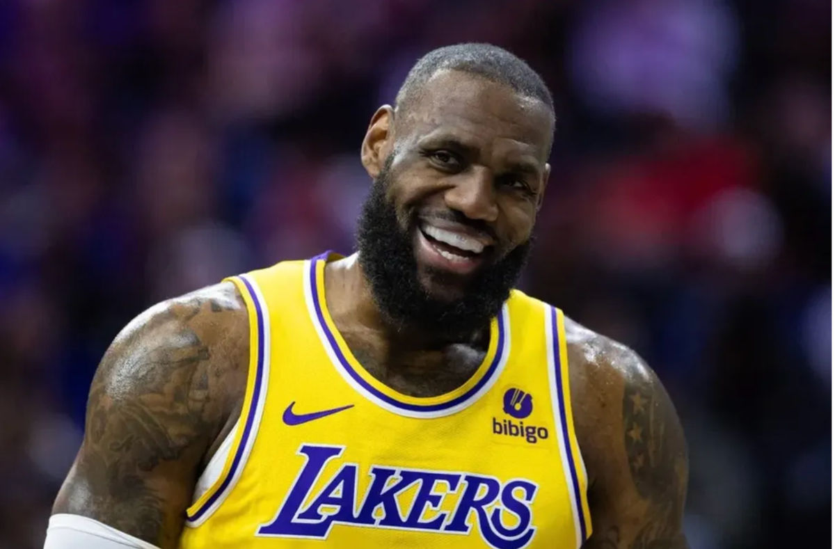 27 de noviembre de 2023; Filadelfia, Pensilvania, EE. UU.; El alero de Los Ángeles Lakers, LeBron James (23), sonríe tras una falta de los Philadelphia 76ers durante el primer cuarto en el Wells Fargo Center. Crédito obligatorio: Bill Streicher-Imagn Images