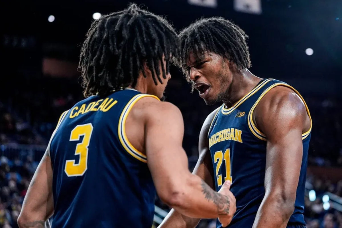 El base de Michigan Elliot Cadeau (3), a la izquierda, celebra una jugada contra Wisconsin con el delantero Morez Johnson Jr. (21) durante la segunda mitad en el Crisler Center en Ann Arbor el sábado 10 de enero de 2026.