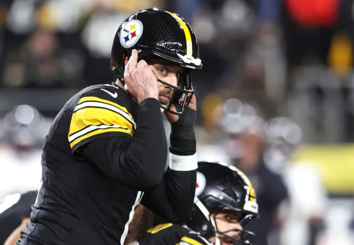 Jan 12, 2026; Pittsburgh, PA, USA; Pittsburgh Steelers quarterback Aaron Rodgers (8) audibles during the second half of an AFC Wild Card Round game against the Houston Texans at Acrisure Stadium.