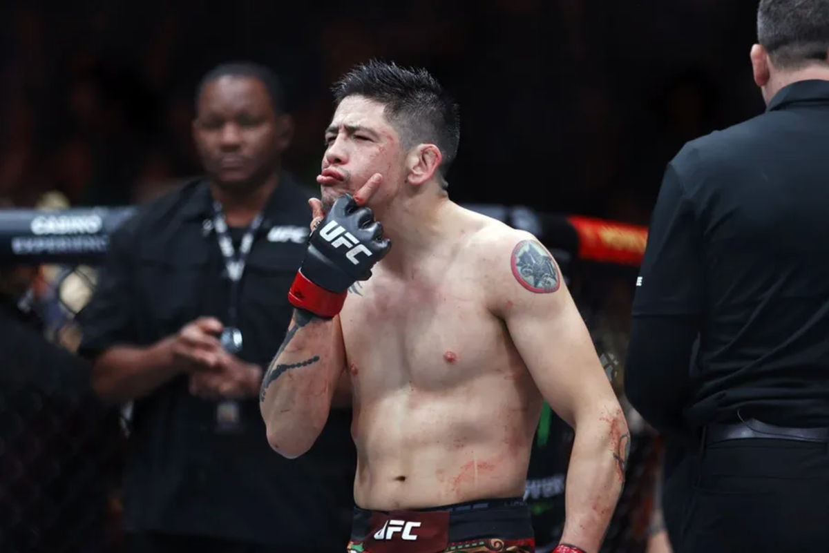 2 de novembro de 2024; Edmonton, Alberta, Canadá; Brandon Moreno (luvas vermelhas) comemora após derrotar Amir Albazi (não aparece na foto) em uma luta na categoria peso-mosca durante o UFC Fight Night na Rogers Place. Crédito obrigatório: Perry Nelson-Imagn Images