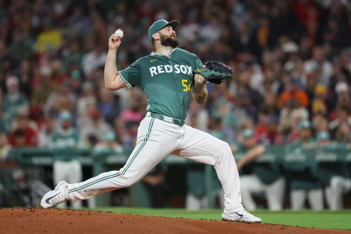 12 de septiembre de 2025; Boston, Massachusetts, EE. UU.; El lanzador abridor de los Medias Rojas de Boston, Lucas Giolito (54), realiza un lanzamiento durante la segunda entrada contra los Yankees de Nueva York en Fenway Park. Crédito obligatorio: Paul Rutherford-Imagn Images