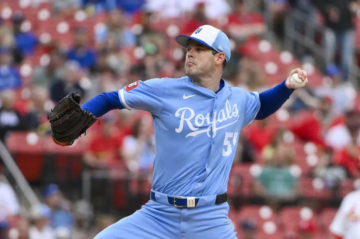 5 de junio de 2025; San Luis, Misuri, EE. UU.; Cole Ragans (55), lanzador abridor de los Kansas City Royals, lanza contra los St. Louis Cardinals durante la primera entrada en el Busch Stadium. Crédito obligatorio: Jeff Curry-Imagn Images