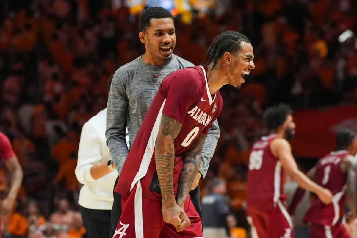El base de Alabama, Labaron Philon Jr. (0), celebra la victoria en un partido de baloncesto de la NCAA entre Tennessee y Alabama en el Thompson-Boling Arena del Food City Center en Knoxville, Tennessee, el 28 de febrero de 2026.
