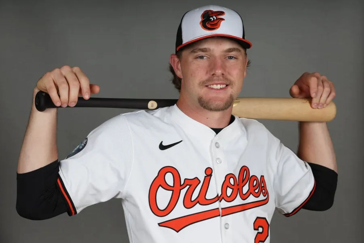 19 de febrero de 2025; Sarasota, Florida, EE. UU.; El campocorto de los Orioles de Baltimore, Gunnar Henderson (2), posa para la foto durante el día de prensa en el Estadio Ed Smith. Crédito obligatorio: Kim Klement Neitzel-Imagn Images