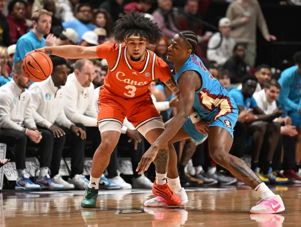 24 de febrero de 2026; Tallahassee, Florida, EE. UU.; El base de los Miami Hurricanes, Tre Donaldson (3), dribla el balón mientras el delantero de los Florida State Seminoles, Thomas Bassong (3), defiende durante la primera mitad en el Donald L. Tucker Center. Crédito obligatorio: Melina Myers-Imagn Images