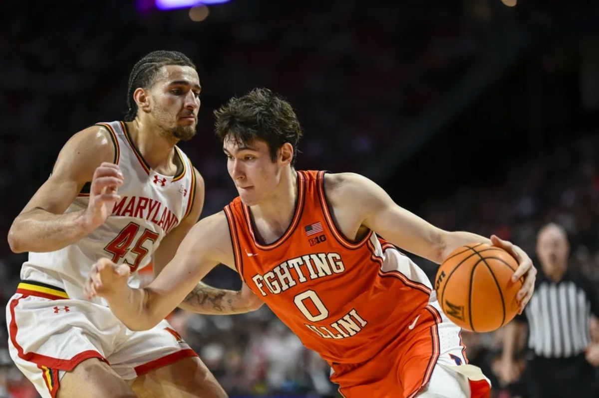 8 de marzo de 2026; College Park, Maryland, EE. UU.; David Mirkovic (0), delantero de los Fighting Illini, penetra hacia la canasta contra el pívot de los Maryland Terrapins, Collin Metcalf (45), durante la primera mitad en el Xfinity Center. Crédito obligatorio: Tommy Gilligan-Imagn Images.