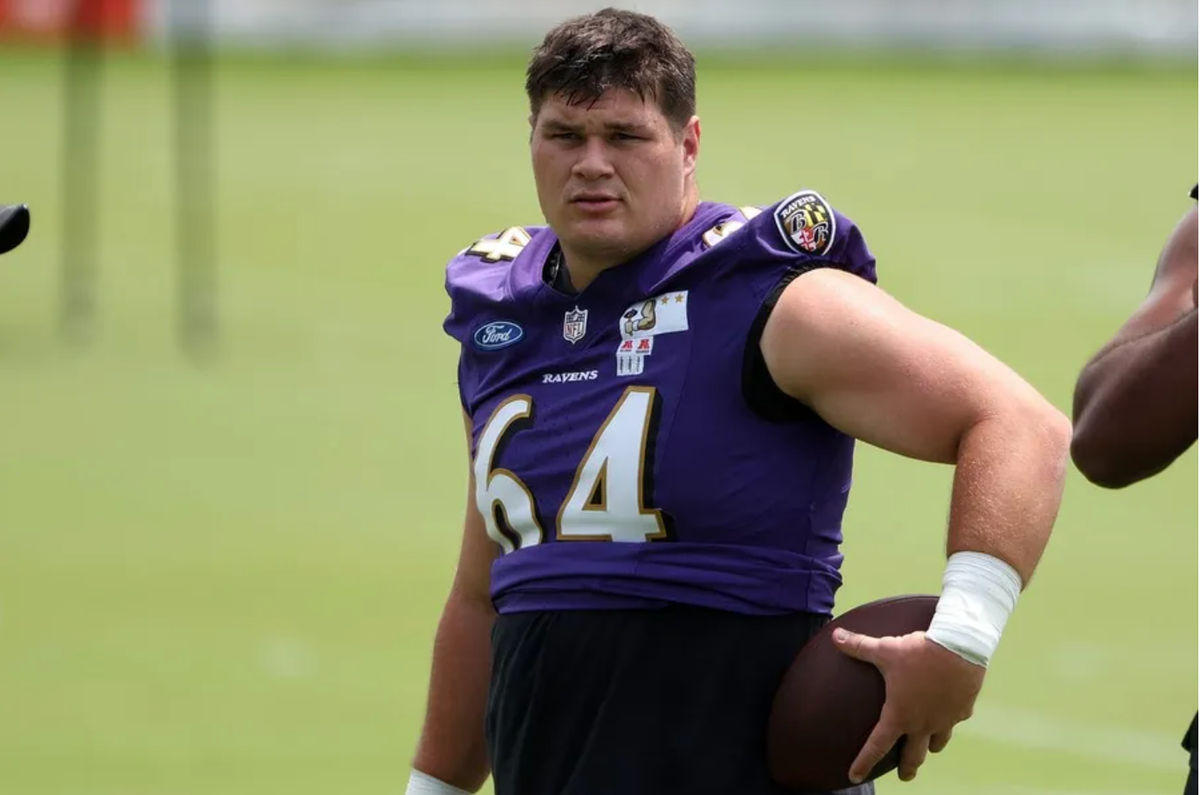 10 de junho de 2025; Baltimore, MD, EUA; O center do Baltimore Ravens, Tyler Linderbaum (64), observa durante um treino da NFL no Under Armour Performance Center. Crédito obrigatório: Daniel Kucin Jr.-Imagn Images