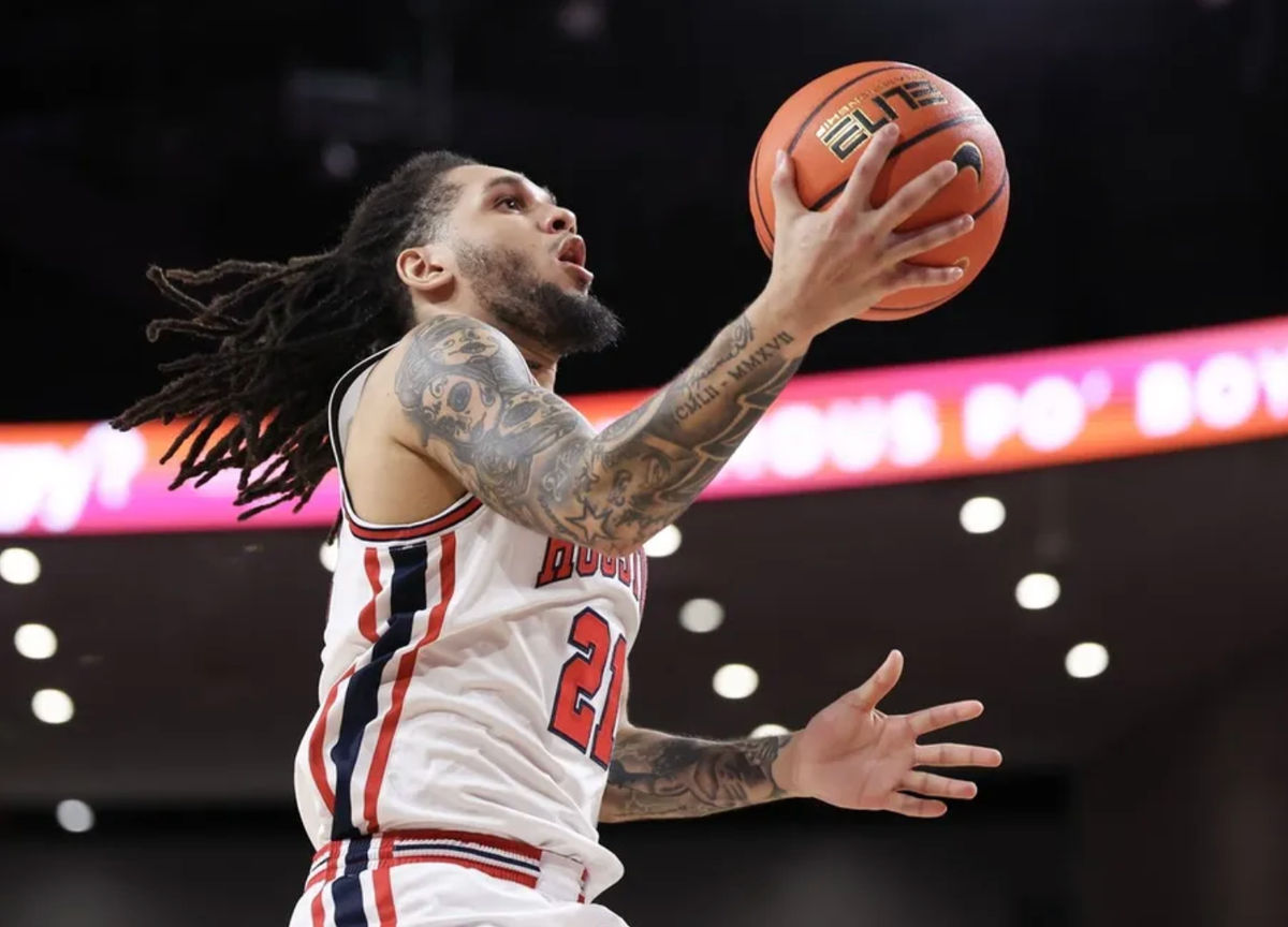 4 de marzo de 2026; Houston, Texas, EE. UU.; El base de los Houston Cougars, Emanuel Sharp (21), anota contra los Baylor Bears en la primera mitad en el Fertitta Center. Crédito obligatorio: Thomas Shea-Imagn Images