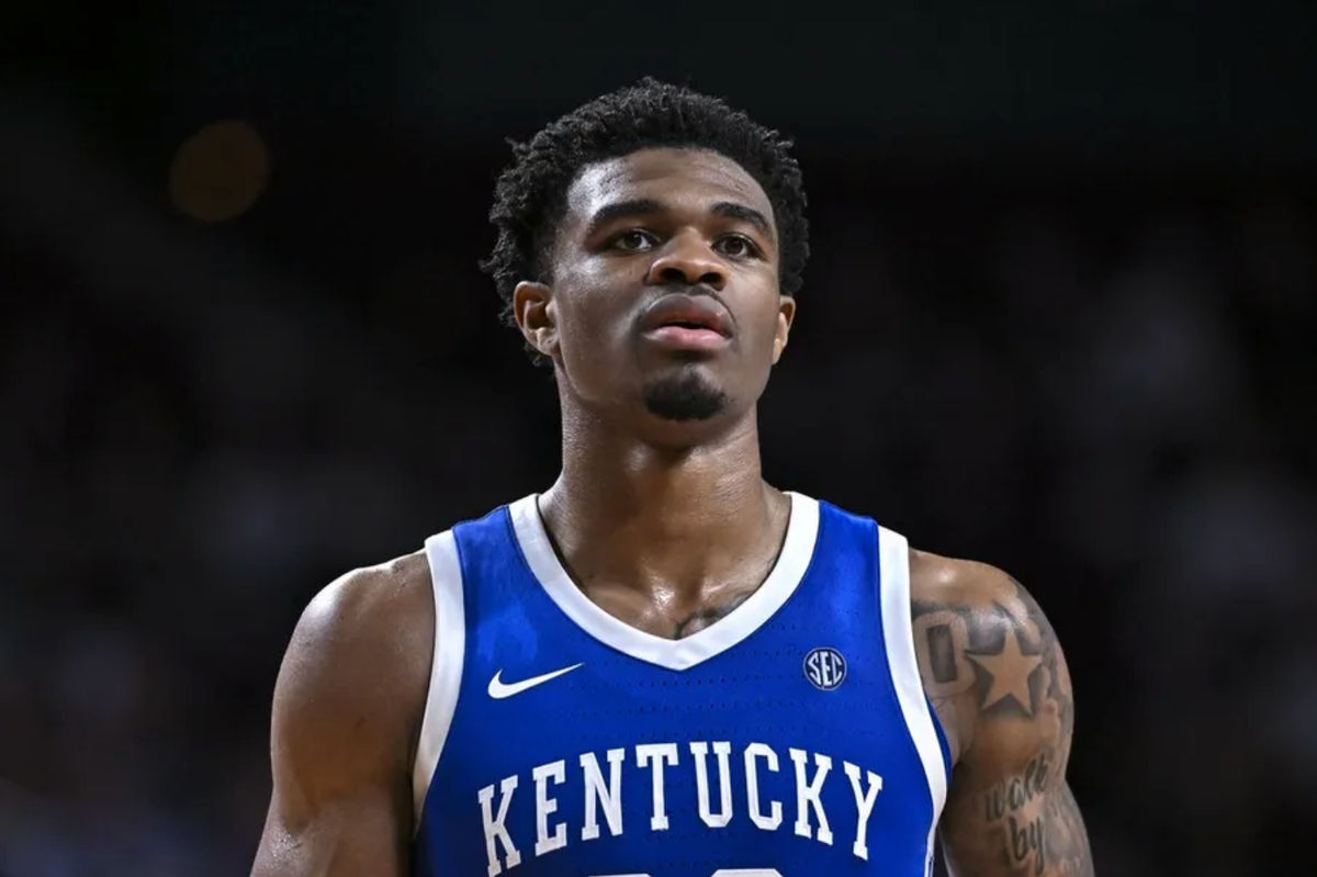 3 de marzo de 2026; College Station, Texas, EE. UU.; El base de los Kentucky Wildcats, Otega Oweh (00), observa durante la segunda mitad contra los Texas A&M Aggies en el Reed Arena. Crédito obligatorio: Maria Lysaker-Imagn Images