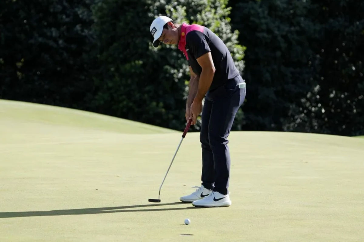 12 de abril de 2025; Augusta, Georgia, EE. UU.; Viktor Hovland alinea su putt en el green del hoyo 14 durante la tercera ronda del Torneo de Maestros en el Augusta National Golf Club. Crédito obligatorio: Kyle Terada-Imagn Images