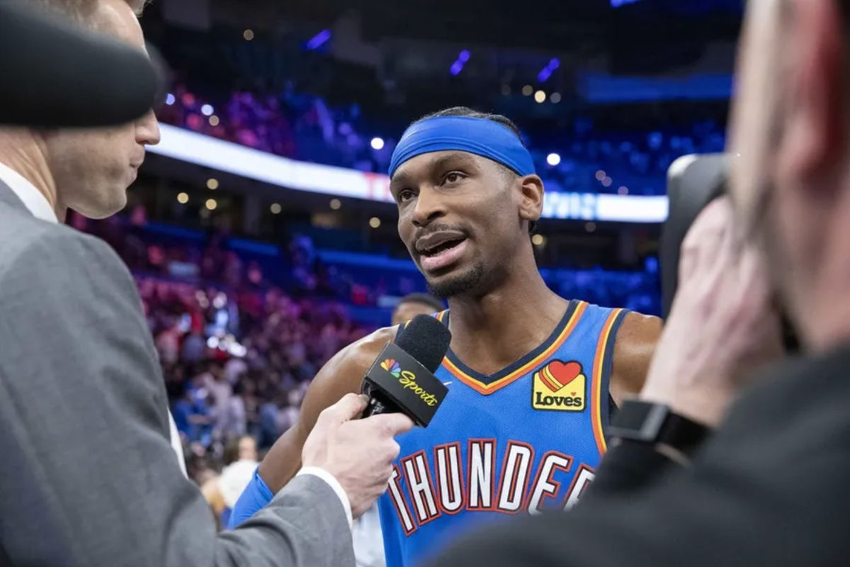 9 de marzo de 2026; Oklahoma City, Oklahoma, EE. UU.; El base del Oklahoma City Thunder, Shai Gilgeous-Alexander (2), habla con la prensa tras derrotar a los Denver Nuggets en la segunda mitad en el Paycom Center. Crédito obligatorio: Alonzo Adams-Imagn Images
