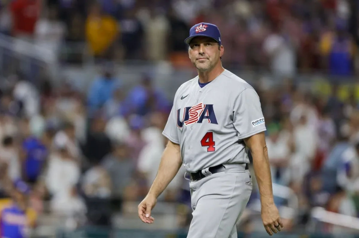 18 de março de 2023; Miami, Flórida, EUA; O técnico dos EUA, Mark DeRosa (4), retorna ao banco de reservas após uma troca de arremessador durante a quinta entrada contra a Venezuela no LoanDepot Park. Crédito obrigatório: Sam Navarro-Imagn Images